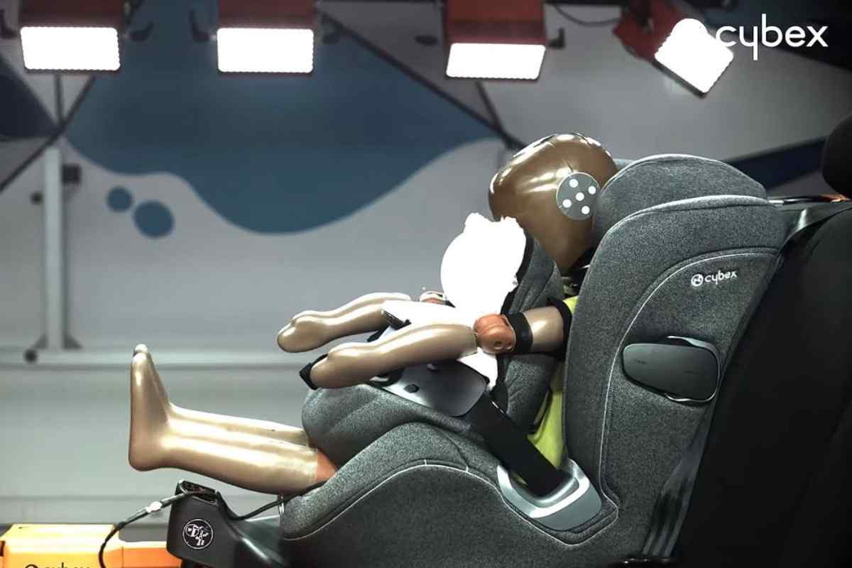 Cadeirinha com airbag integrado