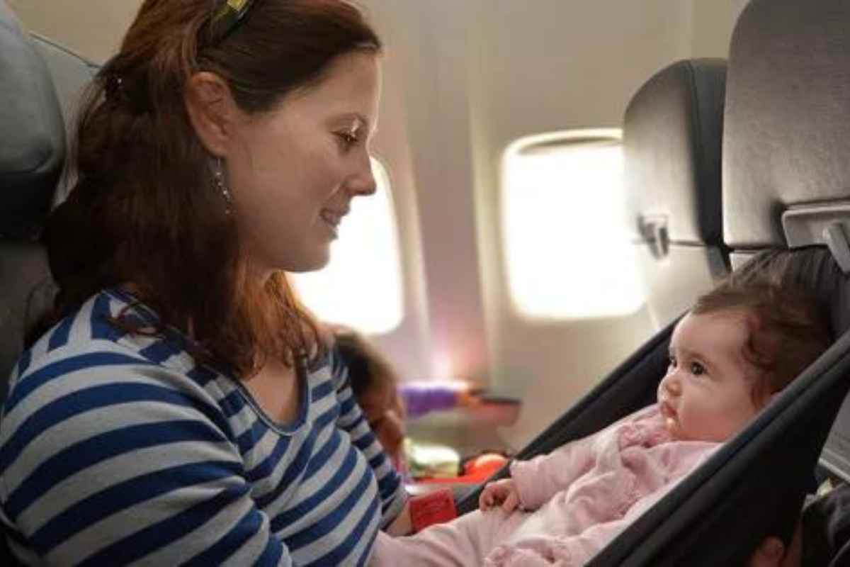 Cadeirinha ou bebê conforto em viagens de avião