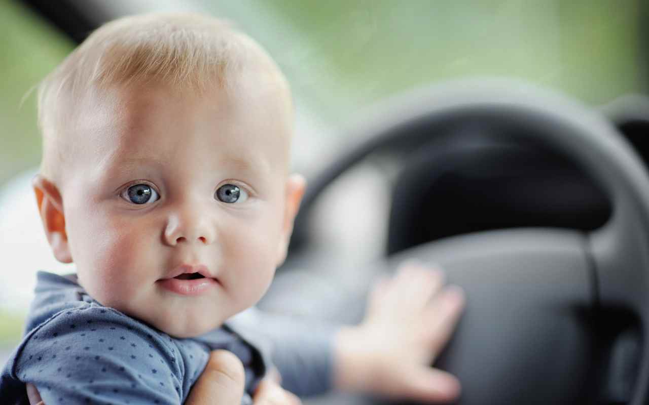 Como andar com bebê recém-nascido no carro na cadeirinha ou bebê conforto