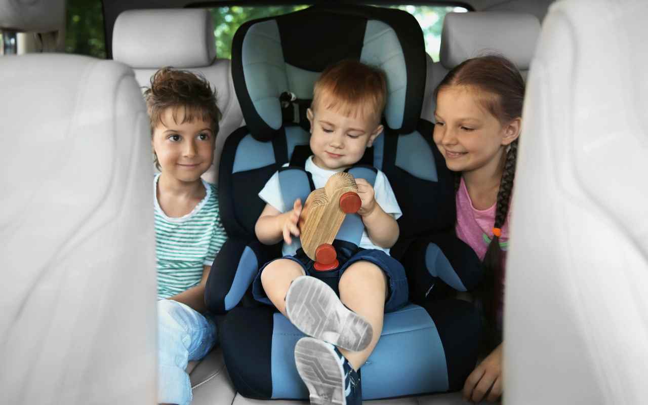 Colocar a cadeirinha do bebê no meio do banco do carro